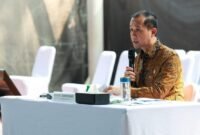 Menteri Transmigrasi mengikuti penyerahan 115 Sertipikat Hak Milik (SHM) kepada masyarakat transmigran UPT Saluandeang, Kabupaten Mamuju Tengah, Sulawesi Barat