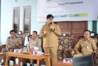Bupati memberikan sambutan dan arahan langsung dalam acara penyerahan sertifikat tanah hak milik bagi warga Unit Permukiman Transmigrasi (UPT) Saluandeang yang berlangsung pada Senin, 29 Juni 2026.