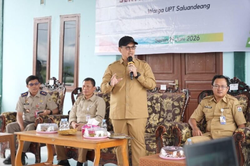 Bupati memberikan sambutan dan arahan langsung dalam acara penyerahan sertifikat tanah hak milik bagi warga Unit Permukiman Transmigrasi (UPT) Saluandeang yang berlangsung pada Senin, 29 Juni 2026.