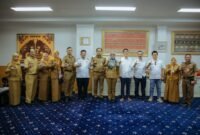 Wakil Gubernur Lampung berfoto bersama jajaran Pemerintah Provinsi Lampung dan perwakilan mitra usai rapat pembahasan Program Kelas Migran Vokasi