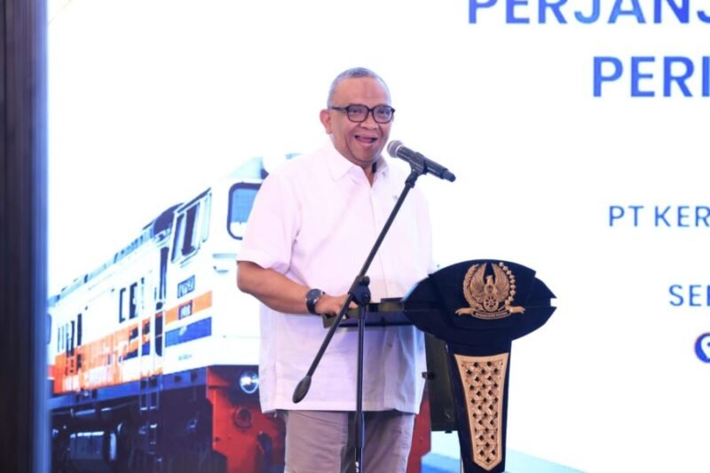 Wakil Menteri Ketenagakerjaan (Wamenaker) Afriansyah Noor tampak tersenyum lebar saat memberikan sambutan dari atas podium dalam acara Perjanjian Kerja Bersama (PKB) PT Kereta Api Indonesia (Persero) di Jakarta
