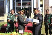 Dandim 0707/Wonosobo Letkol Inf Yoyok Suyitno S.Sos. menyerahkan kue ulang tahun sebagai kejutan spesial kepada Kapolres Wonosobo AKBP M.