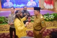 Dr. Drs. H. Edward Candra, M.H. berbincang akrab dengan salah satu tokoh adat/agama di sela-sela acara Doa Bersama di gedung mapolda Sumsel Palembang