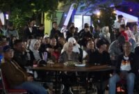 Wakil Gubernur Lampung bersama warga menyaksikan jalannya pertandingan babak 32 besar Piala Dunia FIFA 2026 di PKOR Way Halim, Bandar Lampung