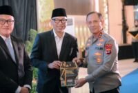 Kapolda Lampung menyerahkan buku sejarah Polda Lampung kepada Gubernur Lampung di GSG Presisi Polda Lampung