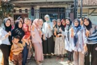 Wakil Gubernur Lampung berfoto bersama dengan warga dan keluarga calon siswa Sekolah Rakyat di Kecamatan Telukbetung Utara