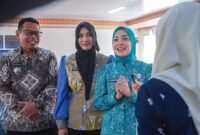 Ketua Tim Penggerak PKK Provinsi Lampung memberikan keterangan media di sela-sela pelaksanaan Gerakan Sejuta Vaksin HPV di Aula Badan Kepegawaian Daerah (BKD)