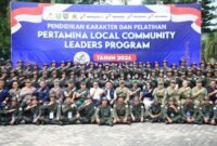 Gubernur Sumatera Selatan bersama perwakilan PT Pertamina, Forkopimda, dan TNI-Polri berfoto bersama dengan para peserta Pertamina, Kota Prabumulih