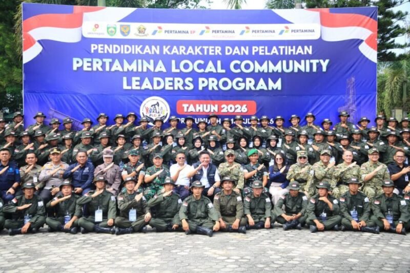 Gubernur Sumatera Selatan bersama perwakilan PT Pertamina, Forkopimda, dan TNI-Polri berfoto bersama dengan para peserta Pertamina, Kota Prabumulih