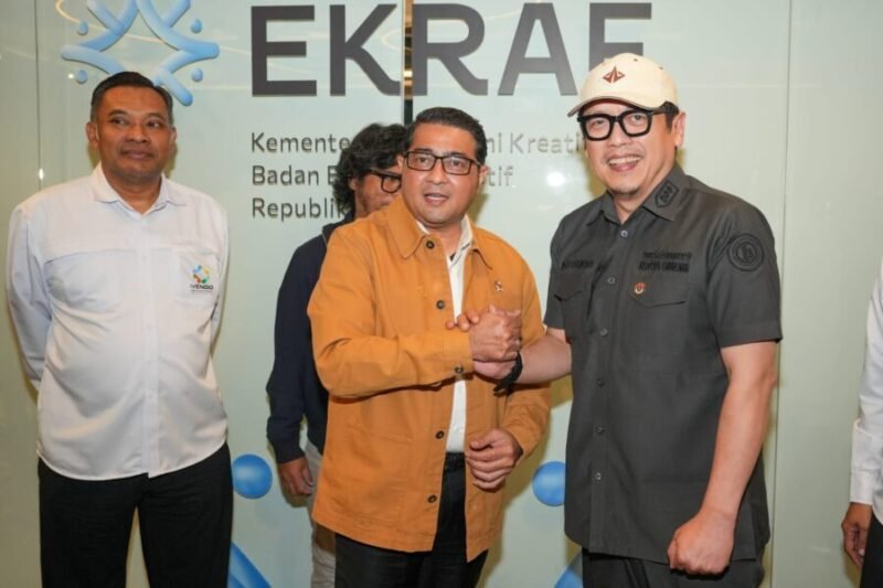 Kepala Badan Ekonomi Kreatif (Ekraf) berjabat tangan dengan Ketua Umum Forum Backstagers Indonesia usai menerima audiensi Aliansi Industri Event Nasional di Jakarta