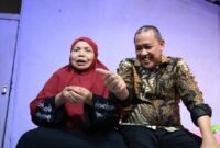 Wali Kota Bekasi berbincang dengan penerima manfaat Program Rutilahu usai meresmikan rumah layak huni di Kecamatan Pondok Gede