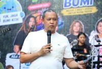 Wali Kota Bekasi menyampaikan sambutan dalam acara pembagian pohon oleh organisasi GUNTING di Hutan Kota Bekasi