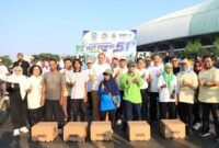 Wali Kota Bekasi berfoto bersama jajaran Dinas Sosial, pengurus Pekerja Sosial Masyarakat, dan perwakilan lansia di Plaza Patriot Candrabhaga