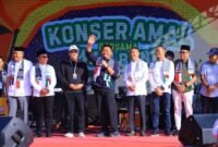 Gubernur Sumatera Selatan melambaikan tangan di atas panggung Konser Amal Wali Band yang digelar di halaman Kantor DPRD Provinsi Sumatera Selatan