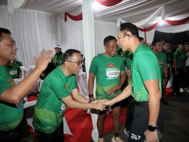 Agus Harimurti Yudhoyono menyalami dan menyapa sejumlah pejabat  Kostrad Run 2026 yang digelar di kawasan Monumen Nasional