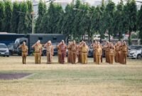 Aparatur Sipil Negara (ASN) di lingkungan Pemerintah Provinsi Lampung memberikan penghormatan saat mengikuti Upacara Bulanan Bersama Forkopimda Provinsi Lampung di Lapangan Korpri
