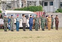 Asisten Pemerintahan dan Kesra Setdaprov Lampung bersama jajaran Forkopimda memberikan penghormatan saat Upacara Bulanan di Lapangan Korpri, Kompleks Kantor Gubernur Lampung