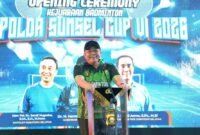 Gubernur Sumatera Selatan memberikan kata sambutan dari atas podium saat menghadiri Opening Ceremony Kejuaraan Badminton Kapolda Sumsel Cup VI 2026 di GOR Badminton