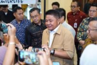 Dr. H. Herman Deru meninjau langsung aktivitas para pelaku usaha muda saat membuka Sultan Muda Fair 2026 di Kantor Otoritas Jasa Keuangan (OJK) Regional 7 Sumsel, Palembang
