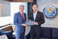 Agus Harimurti Yudhoyono menerima cenderamata dari Duta Besar Kanada untuk Indonesia dan Timor-Leste, H.E. Jess Dutton saat kunjungan kehormatan sekaligus perpisahan