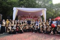 Tri Adhianto berfoto bersama para pelaku UMKM dan panitia penyelenggara di depan panggung utama Festival Jajanan Pasar, Kota Bekasi