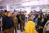 Wali Kota Bekasi berbincang dengan para pencari kerja saat meninjau Job Fair Kota Bekasi 2026 di Mega Bekasi