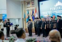 Gubernur Lampung membacakan naskah pengukuhan kepengurusan tiga forum strategis provinsi (FKUB, FPK, dan FKDM) di Balai Keratun