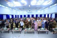 Dr. H. Herman Deru bersama unsur jajaran Forkopimda dan manajemen rumah sakit melakukan sikap hormat saat menghadiri puncak perayaan HUT ke-8 RSUD Siti Fatimah di Palembang