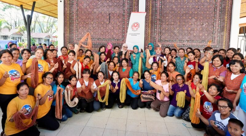 Tri Tito Karnavian Dorong Tenun Tana Toraja Jadi Penggerak Ekonomi Kreatif Tri Tito Karnavian Dorong Tenun Tana Toraja Jadi Penggerak Ekonomi Kreatif