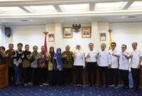 Wakil Gubernur Lampung foto bersama Bupati Malang dan jajaran usai pertemuan membahas peluang kolaborasi investasi dan pengembangan kawasan industri di Kantor Gubernur Lampung