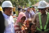 Gubernur Lampung berbincang dengan masyarakat saat meninjau pembangunan jalan di Kecamatan Bandar Negeri Suoh, Lampung Barat