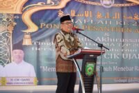H. Cik Ujang menyampaikan sambutan saat menghadiri Haflah Akhirussanah sekaligus peringatan Hari Lahir ke-22 Pondok Pesantren Al-Rozi di Desa Sedupi