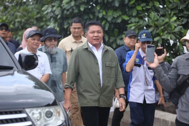 H. Herman Deru berjalan bersama rombongan saat meninjau kesiapan industri tapioka berbasis ubi kayu di kawasan Indralaya Utara, Kabupaten Ogan Ilir