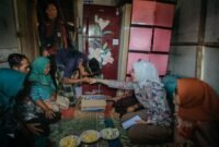 Wakil Gubernur Lampung menerima salam takzim dari calon siswi Sekolah Rakyat saat berkunjung ke Desa Rantau Jaya Udik II, Kecamatan Sukadana, Kabupaten Lampung Timur