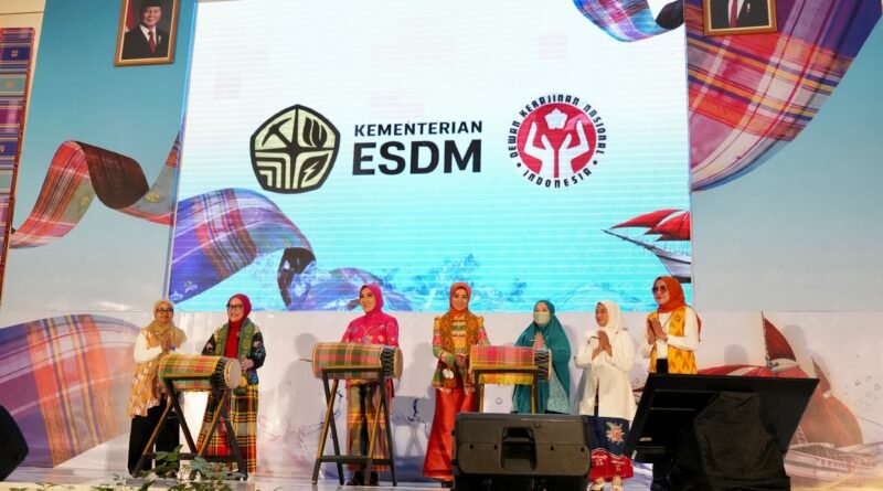 Ketua Harian Dekranas Dorong Perajin Kembangkan Produk Berkelanjutan Hadapi Pasar Global Ketua Harian Dekranas Dorong Perajin Kembangkan Produk Berkelanjutan Hadapi Pasar Global