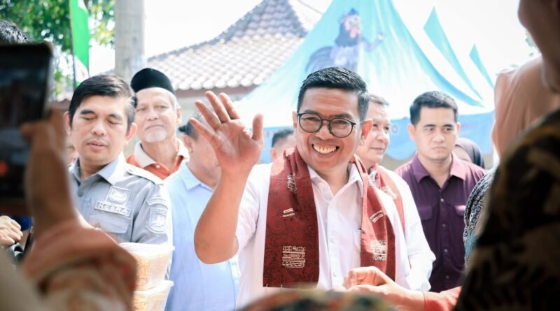 Andra Soni Apresiasi Semangat Warga Cengkok, Gotong Royong Jadi Kekuatan Pembangunan Kampung Andra Soni Apresiasi Semangat Warga Cengkok, Gotong Royong Jadi Kekuatan Pembangunan Kampung