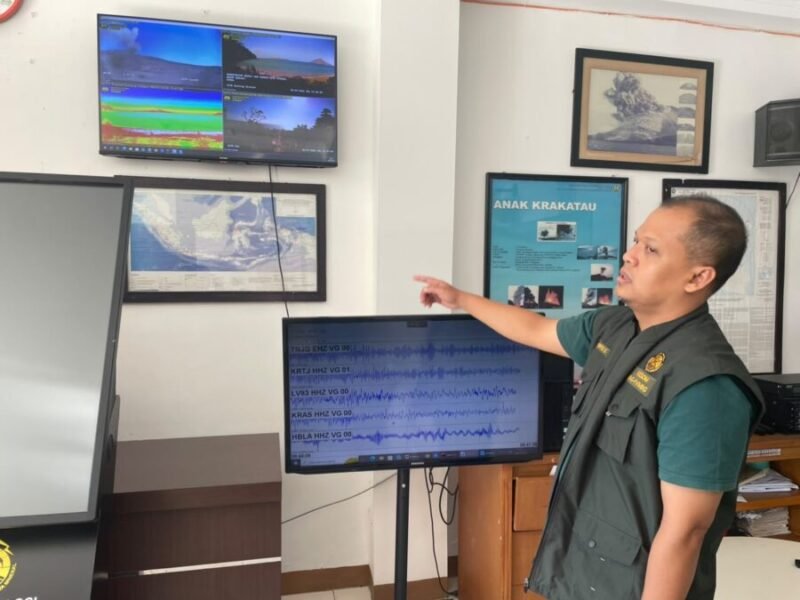Petugas menunjukkan grafik pemantauan aktivitas seismik Gunung Anak Krakatau (GAK) melalui layar monitor