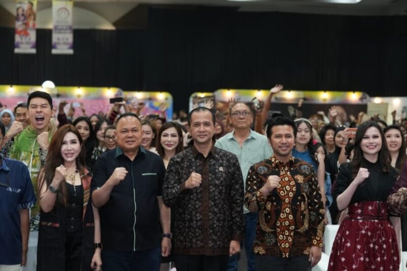Menteri Transmigrasi foto bersama Wakil Gubernur Jawa Timur Emil dan para peserta usai menghadiri Festival Ekosistem Ekonomi Digital (FYC Fest) di Surabaya