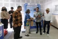 Menteri Ekraf berbincang dengan pelaku ekonomi kreatif saat meninjau produk UMKM