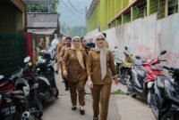 Jihan Nurlela bersama jajaran berjalan kaki menuju lokasi peninjauan pelaksanaan Program Makan Bergizi Gratis (MBG) di Bandar Lampung