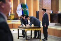H. Cik Ujang menyaksikan prosesi penandatanganan keputusan bersama dalam Rapat Paripurna ke-38 DPRD Provinsi Sumatera Selatan di Ruang Rapat Paripurna DPRD Provinsi Sumsel