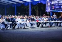 AHY bersama ratusan pengemudi ojek online dan tamu undangan menyaksikan pertandingan semifinal Piala Dunia 2026 antara Spanyol dan Prancis saat acara nonton bareng di Kawasan Parkir Timur Gelora Bung Karno (GBK), Jakarta