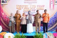 Ketua Dekranasda Sumsel foto bersama jajaran Dispora Sumsel dan panitia saat pembukaan Pelatihan Seni Membatik Era Baru di Palembang