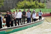 Wakil Presiden RI didampingi jajaran Forkopimda dan pemerintah daerah menaiki perahu saat menyusuri aliran Way Bungur, Kabupaten Lampung Timur