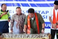 Dr. H. Herman Deru menandatangani prasasti peresmian Gedung SMA Negeri Ketapat Bening di Desa Ketapat Bening, Kecamatan Rawas Ilir, Kabupaten Musi Rawas Utara
