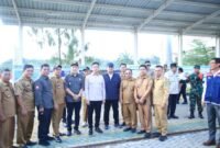 Wakil Presiden RI didampingi Gubernur Sumatera Selatan foto bersama usai meninjau Plaza Tol Bayung Lincir di Kabupaten Musi Banyuasin