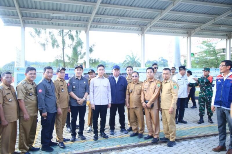 Wakil Presiden RI didampingi Gubernur Sumatera Selatan foto bersama usai meninjau Plaza Tol Bayung Lincir di Kabupaten Musi Banyuasin
