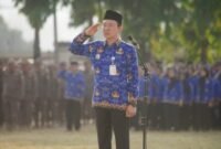 Sekdaprov Lampung memimpin jalannya Upacara Peringatan Hari Koperasi ke-79 di Lapangan Korpri Komplek Kantor Gubernur Lampung, Jum’at (17/7/2026)