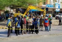 Gubernur Lampung berbincang dengan jajaran Dinas Bina Marga dan Bina Konstruksi (BMBK) saat meninjau progres perbaikan Jalan Provinsi ruas Gunung Sugih - Kota Gajah, Kabupaten Lampung Tengah, Jumat (17/7/2026)