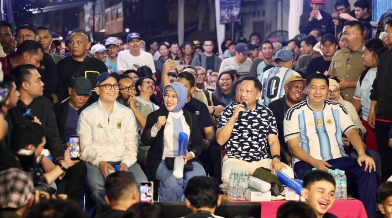 Nobar Final Piala Dunia 2026, Mendagri Pererat Kebersamaan dengan Warga Menteng Tenggulun Nobar Final Piala Dunia 2026, Mendagri Pererat Kebersamaan dengan Warga Menteng Tenggulun